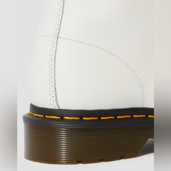 DR. MARTENS 1460 WOMEN'S SMOOTH LEATHER LACE UP BOOTS - Picture 4 of 16